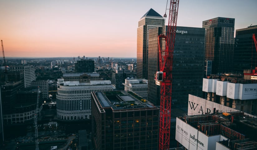 Chantier au crépuscule